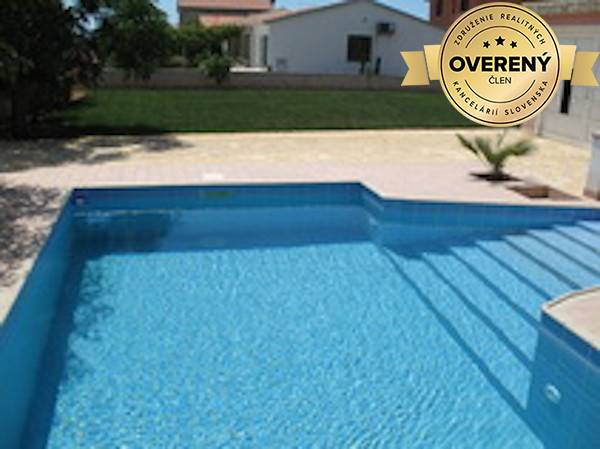 Sympatický dom s bazénom, ostrov Vir