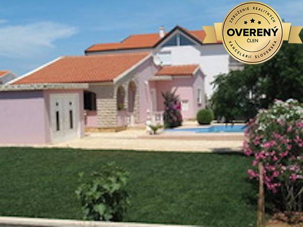 Sympatický dom s bazénom, ostrov Vir